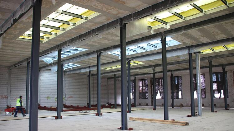 Das ist die Halle, in der Uni-Campus seinen Betrieb aufnehmen wird.
