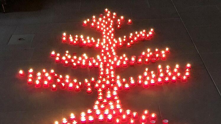 Das Signet des Dominikus Ringeisenwerkes ist der Lebensbaum. 379 Kerzen erinnerten am Sonntag vor dem Altar in der Abtei des Klosters an die Euthanasieopfer. Foto: Hanns Friedrich