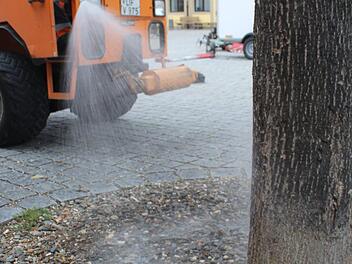 1000 Liter Fassungsvermögen bedeutet auch, dass täglich mehrmals "aufgetankt" werden muss. Bis zu siebenmal wird der Wasserbehälter auf der Tour durchs Stadtgebiet aufgefüllt. Fotos: Markus Häggberg