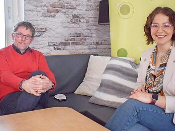 Die Firma Vlex spendet 2000 Euro an den Kreisjugendring Kulmbach zur Fortbildung der ehrenamtlichen Betreuer. Unser Bild zeigt Viktoria Viering (rechts) mit KJR-Geschäftsführer Jürgen Ziegler.
