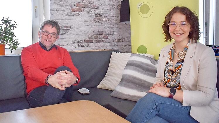 Die Firma Vlex spendet 2000 Euro an den Kreisjugendring Kulmbach zur Fortbildung der ehrenamtlichen Betreuer. Unser Bild zeigt Viktoria Viering (rechts) mit KJR-Geschäftsführer Jürgen Ziegler.