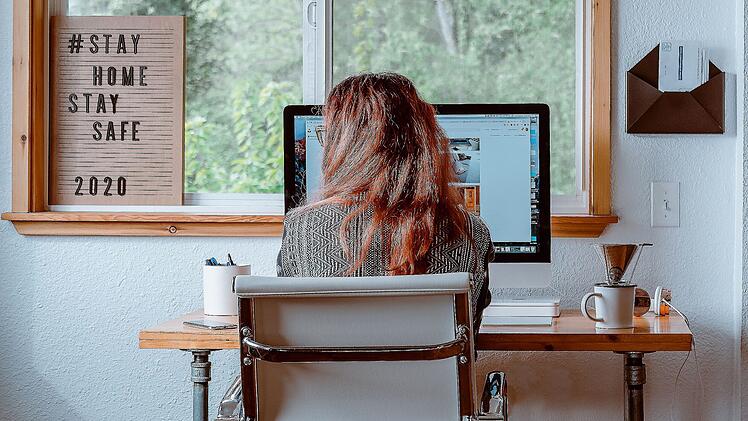 Seit Beginn der Corona-Pandemie arbeiten viele Arbeitnehmer*innen von zu Hause aus.