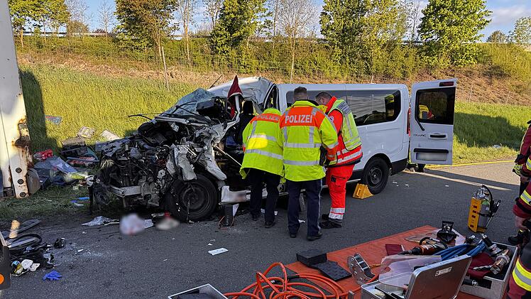 Kleintransporter von Lkw auf A9 im Kreis Hof mitgeschleift