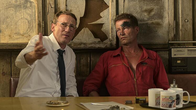 Berti (Til Schweiger, rechts) hat Geldsorgen. Kann Herr Werner (Wotan Wilke Möring) helfen?