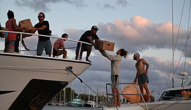 Freiwillige bringen Hilfslieferung nach Kuba