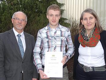 Patrick Seuffert (mitte) hat eine überbetriebliche Weiterbildung zum Industriefachwirt mit Auszeichnung absolviert. Es gratulieren die Geschäftsführerin der Schmitt Gruppe, Bischofsheim, Barbara Schmitt und Heinz Hüttner: Foto: Marion Eckert