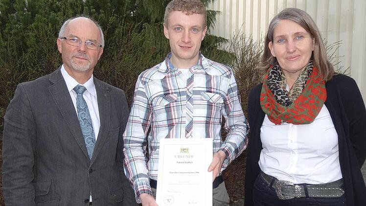Patrick Seuffert (mitte) hat eine überbetriebliche Weiterbildung zum Industriefachwirt mit Auszeichnung absolviert. Es gratulieren die Geschäftsführerin der Schmitt Gruppe, Bischofsheim, Barbara Schmitt und Heinz Hüttner: Foto: Marion Eckert