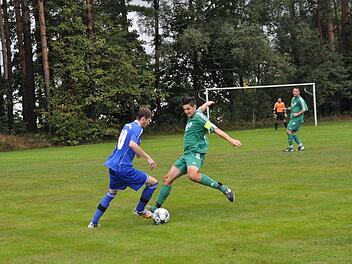 Mit seinen vier Treffern beim FC Gehülz hat Dominik Schirmer vom FSV Ziegelerden (links, hier im Spiel gegen den FC Seibelsdorf) die Führung in der Torschützenliste der A-1 übernommen. Foto: Archiv/Herbert Kalb