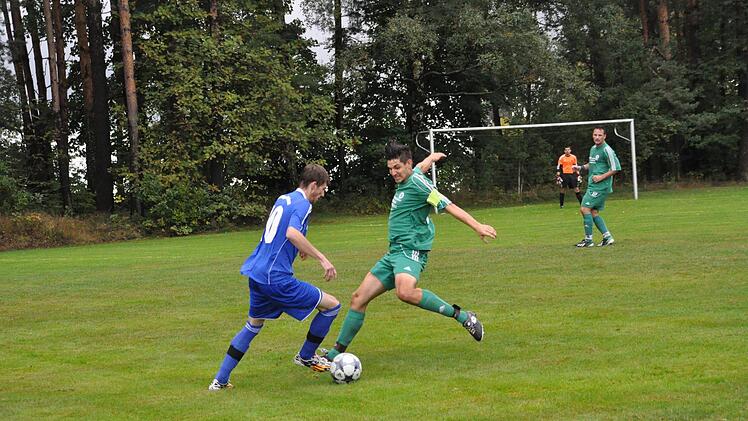 Mit seinen vier Treffern beim FC Gehülz hat Dominik Schirmer vom FSV Ziegelerden (links, hier im Spiel gegen den FC Seibelsdorf) die Führung in der Torschützenliste der A-1 übernommen. Foto: Archiv/Herbert Kalb