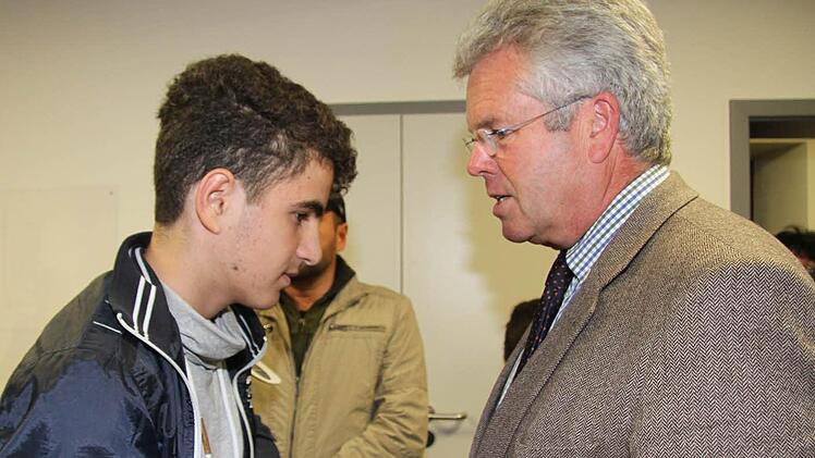 Freiherr Ludwig von Lerchenfeld verabschiedet sich von Adam Iljasov, der perfekt deutsch spricht und in Grafengehaig auch Fußball spielte. Foto: Sonja Adam