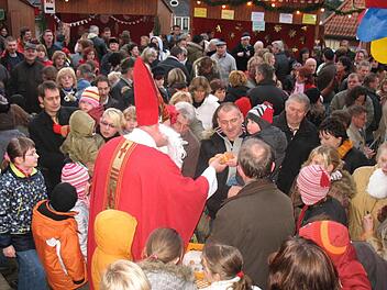 Der ökumenische Weihnachtsmarkt rund um die Michaelskirche hat sich zum Publikumsmagneten entwickelt. An diesem Sonntag findet er zum zwölften Mal statt. Foto: Archiv/Jürgen Scheibe