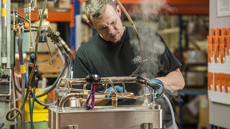 Die Kupferrohre einer Wärmepumpe werden in Kasendorf von Hand gelötet. Foto: AIT-Deutschland