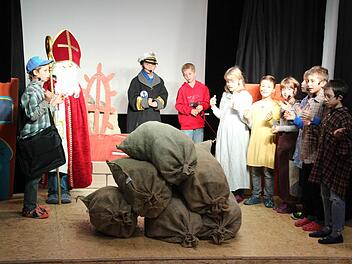 Die 3. Klasse mit ihren Lehrkräften Regina Kraus und Michael Balling begeisterte mit dem Kindermusical "Applaus für den Nikolaus". Als Chor unterstützte die 5. Klasse mit Klassenlehrerin Janine Glaubach die jungen Akteure. Foto: Rainer Glissnik