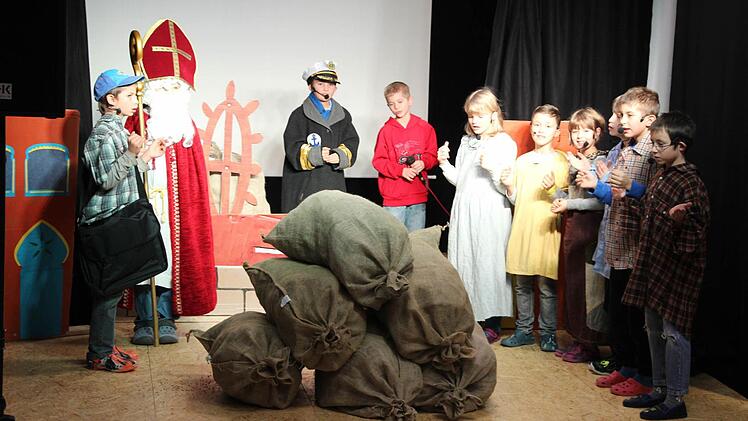 Die 3. Klasse mit ihren Lehrkräften Regina Kraus und Michael Balling begeisterte mit dem Kindermusical "Applaus für den Nikolaus". Als Chor unterstützte die 5. Klasse mit Klassenlehrerin Janine Glaubach die jungen Akteure. Foto: Rainer Glissnik