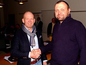 Bürgermeister Karl-Heinz Kickuth (SPD) hieß den Förster Rainer Bräunig willkommen.  Foto: G. Schaar