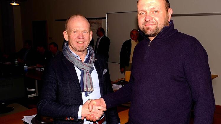 Bürgermeister Karl-Heinz Kickuth (SPD) hieß den Förster Rainer Bräunig willkommen.  Foto: G. Schaar