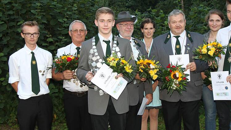 Die neuen Königshäuser des Schützenvereins Itzgrund. Von links: Oberschützenmeister Dennis Stang, 1. Ritter und Humpengewinner Peter Wilhelm, Jungschützenkönig Philipp Schultheiß, Schützenkönig Alfred Köstner, Schützelisel Cindy-Nadine Rühr, 2. Ritter Udo Stricker, Sophie Ehrsam, Moritz Scharf Foto: Michael Stelzner