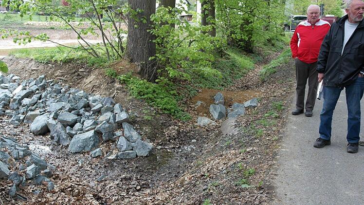 Entlastung für den Graben neben der Schulstraße? Ob die Einleitung ins Regenrückhaltebecken klappt, ist für die Bürger fraglich.
