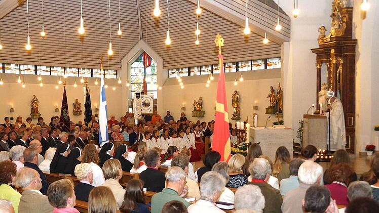 Den Festgottesdienst zelebrierte Erzbischof Ludwig Schick. Foto: Johannes Michel