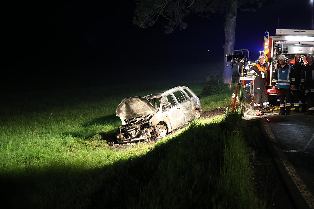 Kreis Hof: Auto prallt gegen Baum und fängt Feuer – Fahrer verbrennt