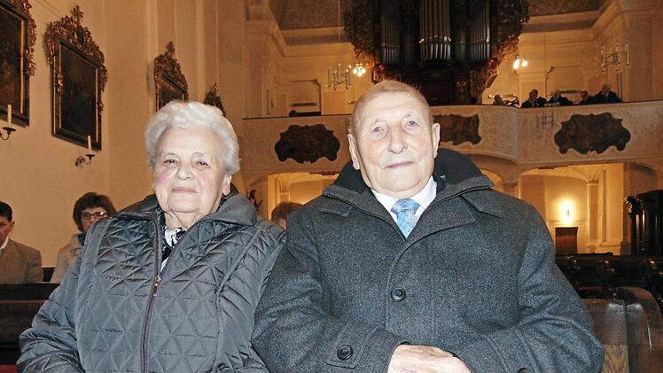 Das Jubelpaar Emma und Hans Bayerlein in der Weißenoher Kirche Foto: Petra Malbrich