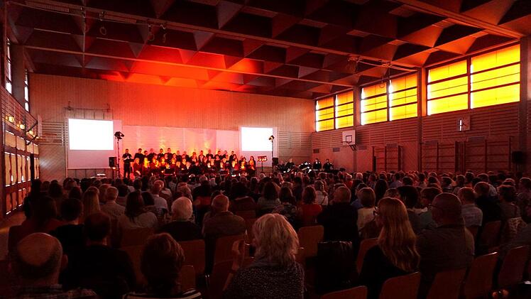 Beim Rock-Oratorium war es auf und vor der Bühne voll.  Foto: Richard Sänger