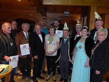 Viele Mitglieder der Faschingsgesellschaft Stadtsteinach durften beim Ehrenabend  Auszeichnungen entgegen nehmen. Unser Bild zeigt (von links) Wilhelm Günter (50 Jahre), Bürgermeister Roland Wolfrum, Raimund Ortlieb (40 Jahre), Vorstand Hansi Hümmer, Josef Heiß (50 Jahre), Rosi Bauerschmidt (FVF-Ehrennadel in Gold), Mario Münch (25 Jahre), Prinz Georg III., Präsident Andy Sesselmann, Prinzessin Ivonne I., Bezirkspräsident Norbert Greger und Elvira Ramming (Verdienstorden FVF). Foto: Klaus-Pet...