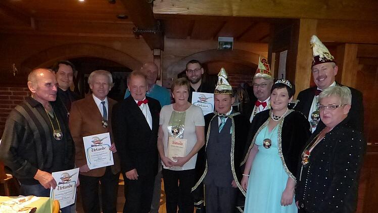 Viele Mitglieder der Faschingsgesellschaft Stadtsteinach durften beim Ehrenabend  Auszeichnungen entgegen nehmen. Unser Bild zeigt (von links) Wilhelm Günter (50 Jahre), Bürgermeister Roland Wolfrum, Raimund Ortlieb (40 Jahre), Vorstand Hansi Hümmer, Josef Heiß (50 Jahre), Rosi Bauerschmidt (FVF-Ehrennadel in Gold), Mario Münch (25 Jahre), Prinz Georg III., Präsident Andy Sesselmann, Prinzessin Ivonne I., Bezirkspräsident Norbert Greger und Elvira Ramming (Verdienstorden FVF). Foto: Klaus-Pet...
