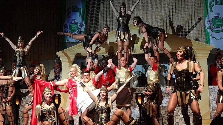 Kampf der Titanten zeigt die Garde vom  Karnevalsverein Blau-Weiß Elfershausen. Foto: Pierre Strecker