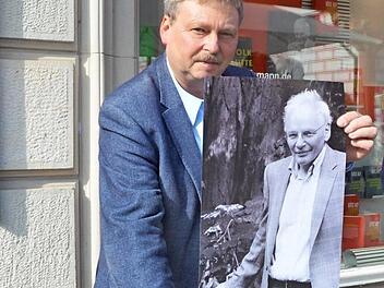 Dieter Stößlein zeigt das Plakat zum Vortrag von Götz Aly. Foto: Rainer Lutz