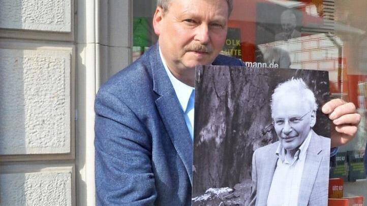 Dieter Stößlein zeigt das Plakat zum Vortrag von Götz Aly. Foto: Rainer Lutz