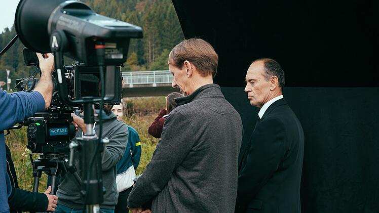Gilbert von Sohlern (li.) und Werner Kalb machen sich bereit für die nächste Szene. Foto: Lisa Weixelbaum