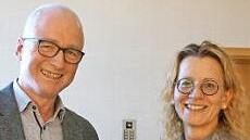Anke Schäflein dankte dem Kreisvorsitzenden Johannes Simon mit einem kleinen Geschenk für zehn Jahre in diesem Ehrenamt.  Foto: sw