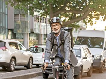 Wer auf dem Weg zur Arbeit das Fahrrad nutzt, fährt gesund und günstig. Foto: AOK
