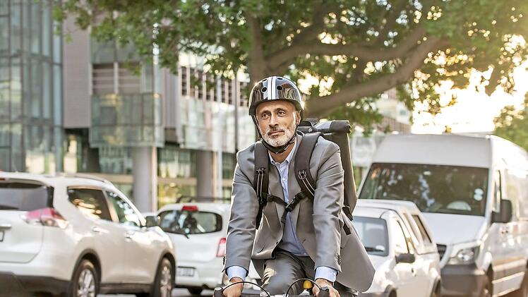 Wer auf dem Weg zur Arbeit das Fahrrad nutzt, fährt gesund und günstig. Foto: AOK