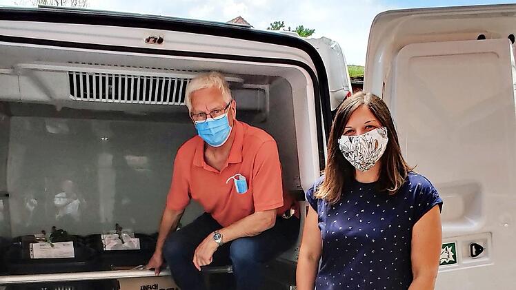 Mitarbeiter der Tafel Erlangen beliefern derzeit doppelt so viele Kunden mit Lebensmitteln wie noch vor der Pandemie. Foto: Anna Thiel