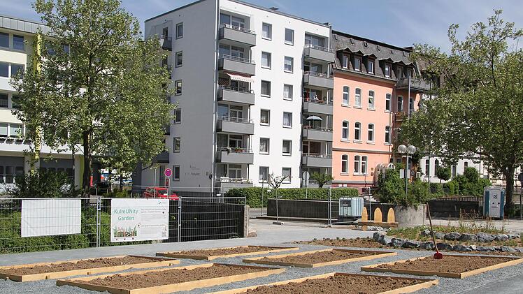 Die  Gartenbeete sind noch nicht bepflanzt. Sie sollen als "Urban Gardening"-Projekt betrieben werden. Beide sind sich einig, dass der Spielplatz für immer bleiben muss.
