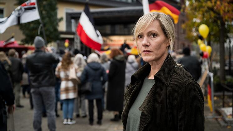 Claudia Voss (Anna Schudt), ehrenamtliche Ortsb&uuml;rgermeisterin einer kleinen Gemeinde, ger&auml;t ins Visier der rechten Szene. Das pr&auml;zise Drama "Die B&uuml;rgermeisterin" ("Deutscher Fernsehpreis" 2023) erz&auml;hlt vom Hass in der Gesellschaft sowie den Gefahren des &ouml;ffentlichen Amts.