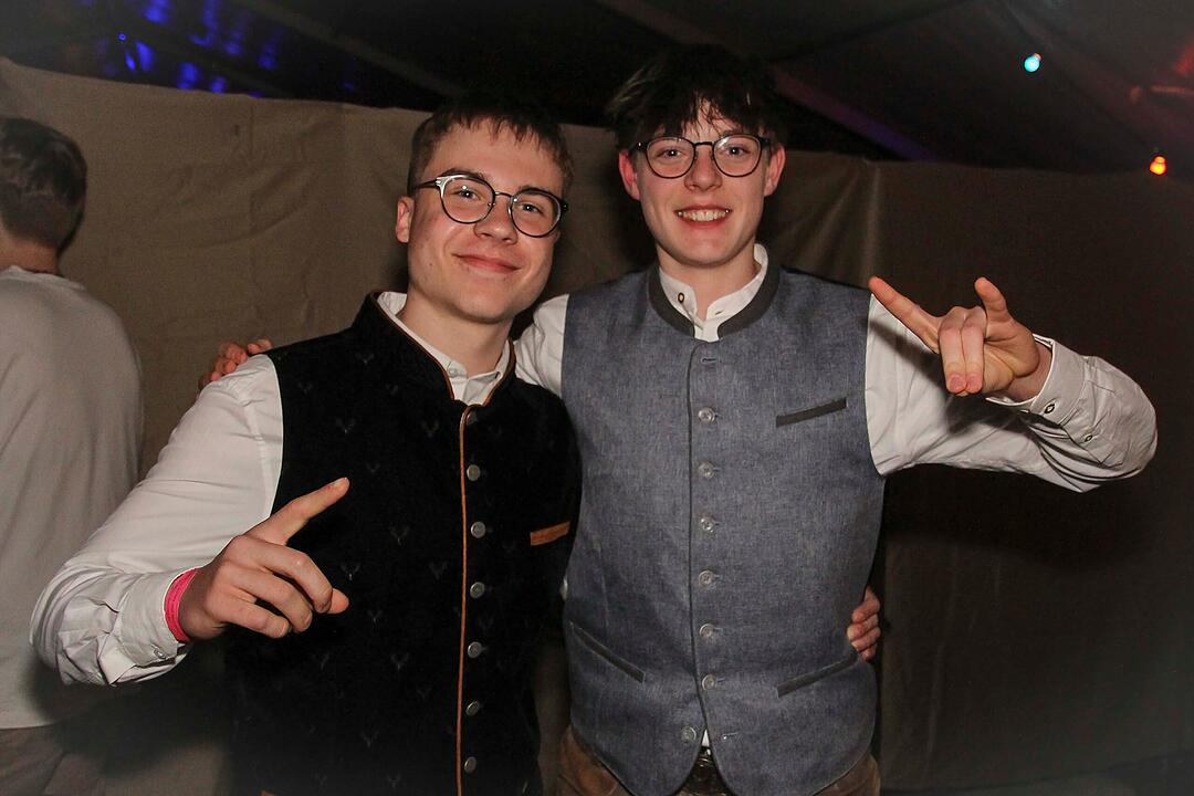 Dirndl vs. Lederhosen