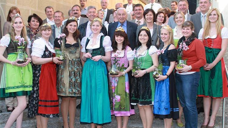 Weinhoheiten eröffnen zusammen mit geladenen Gästen traditionell des Pfingstweinfest in Seinsheim. Foto: G. Bauer