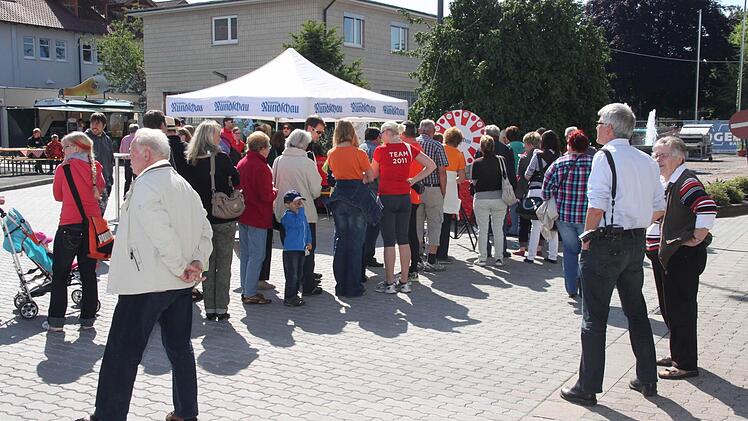 Der Andrang am Glücksrad ist groß. Foto: Jennifer Hauser