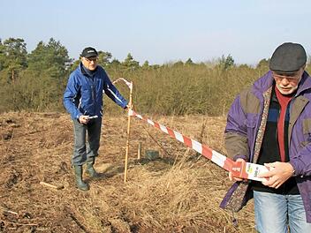 Franz Wüst (rechts) und Günter Köth bringen die geforderten Flatterbänder auf dem Gelände der Photovoltaikanlage an.  Foto: Heike Beudert
