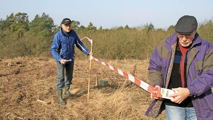 Franz Wüst (rechts) und Günter Köth bringen die geforderten Flatterbänder auf dem Gelände der Photovoltaikanlage an.  Foto: Heike Beudert