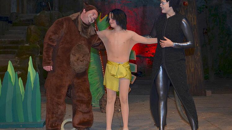 Bär Balu (Michael Vogler) und der Panther Baghira (Saskia Luthardt) helfen Mogli (Florian Potzel), sich im Dschungel zurecht zu finden.