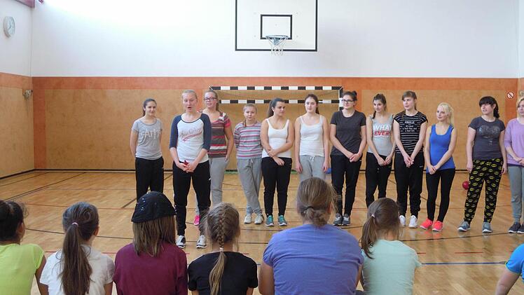 Die Schülerinnen der 10. Klasse stellen sich und die Spiele der kommenden Stunde vor. Foto: Julia Raab