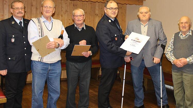 Ehrungen standen bei der Freiwilligen Feuerwehr in Wildflecken an: (von links) stellvertretender Kommandant Harry Schäfer, Bernhard Leitsch (55 Jahre Mitgliedschaft), Helmut Helfrich (60 Jahre), Kommandant Georg Helfrich, Josef Enders (70 Jahre) und Theobald Hohmann (65 Jahre). Auf dem Bild fehlt Albin Kleinheinz, der für 45 Jahre Mitgliedschaft in der Feuerwehr ausgezeichnet wurde.  Foto: Sebastian Schmitt-Mathea