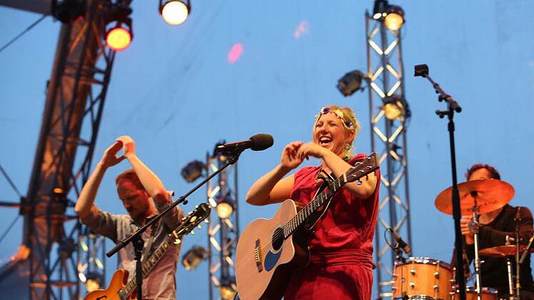Claudia Koreck, die mit ihrer Band auftrat, erwies sich einmal mehr als Liedermacherin mit Ohrwurmgarantie. Ihre Lieder treffen ins Herz. Foto: Barbara Herbst