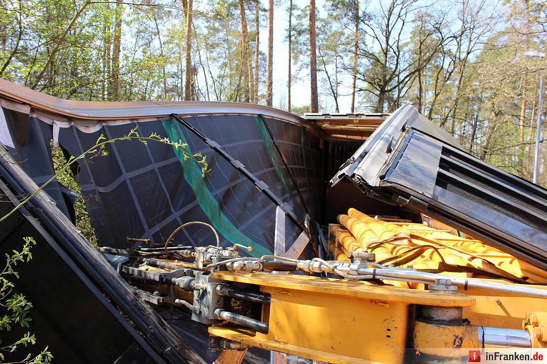 Erlangen: Bagger kippt auf Unigelände um