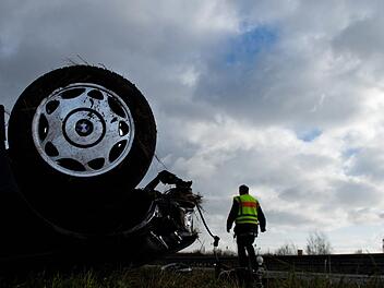 Dei Unfälle ereigneten sich auf der A9 und A70 bei Bayreuth am Dienstagmorgen wegen zu hohen Geschwindigkeiten, trotz Nässe. Symbolbild Julian Stratenschulte/dpa