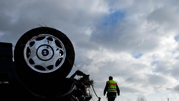 Dei Unfälle ereigneten sich auf der A9 und A70 bei Bayreuth am Dienstagmorgen wegen zu hohen Geschwindigkeiten, trotz Nässe. Symbolbild Julian Stratenschulte/dpa